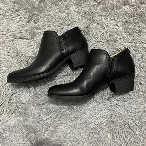 Naturalizer black low-cut ankle booties